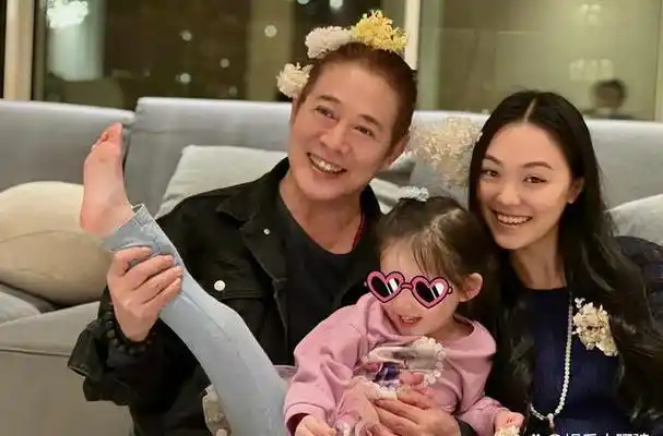 港圈大佬聚会,向华强领头,关之琳状态佳,吕良伟妻子成"亮点"