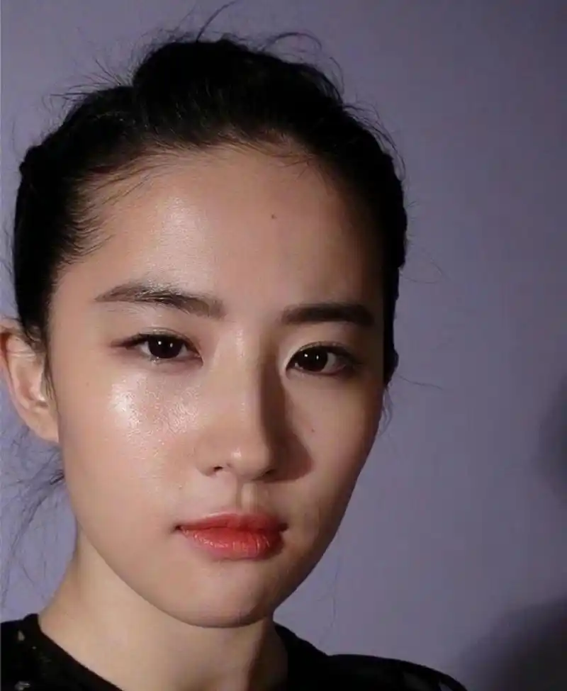 神仙姐姐果然名不虚传,刘亦菲这纯素颜大头照,都这么惊艳,爱了爱了!