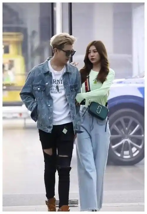 看看这对情侣. 虽然身高差不多,但是右边的女孩选择了白色的鞋.