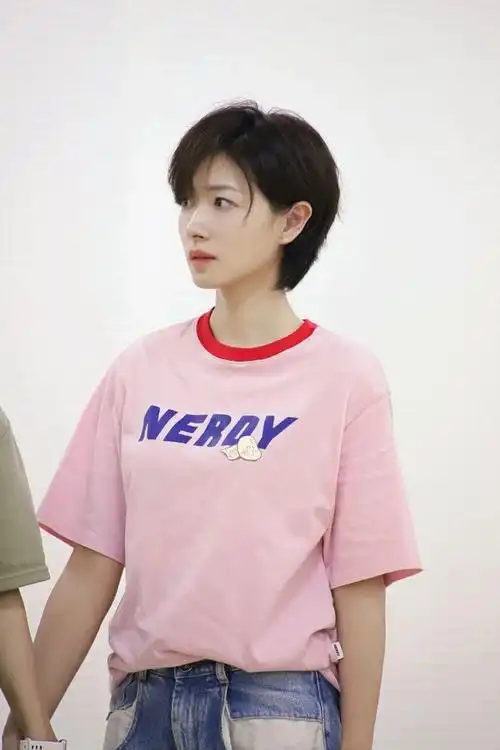 41岁的万茜剪了短发后,少年感爆棚像是20岁的小姑娘