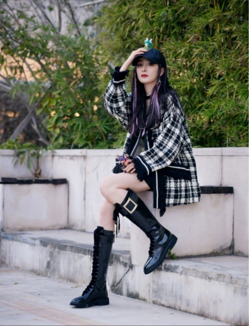 原创杨幂的紫色挂耳发型太酷了!穿格纹毛衣搭长靴,整套造型时髦酷飒