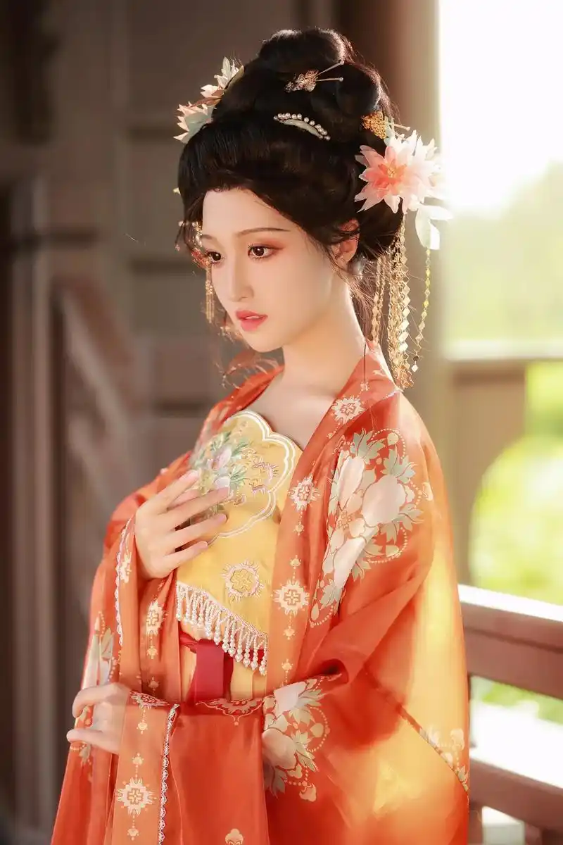 有惊鸿一瞥的感觉吗?#汉服 #摄影 #古风 # - 抖音