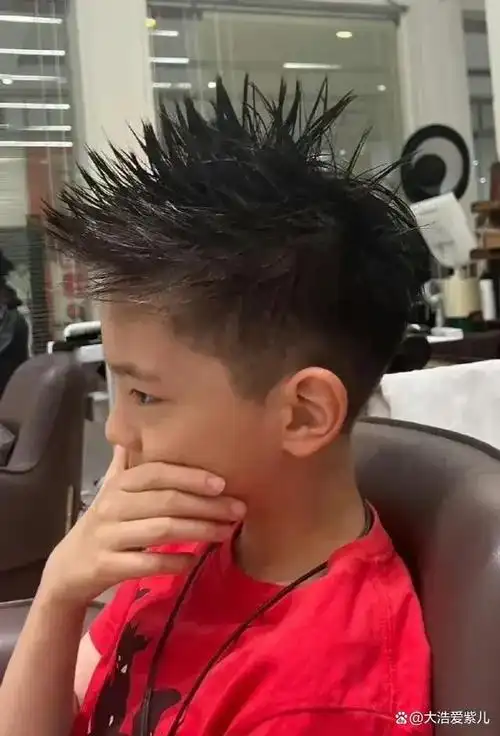 杜江哥亲手打造!儿子嗯哼惊艳新发型,瞬间变身小帅哥!