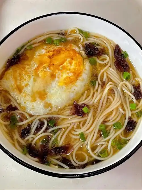 这碗紫菜煎蛋清汤面真的是吃不腻