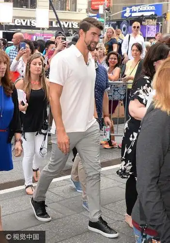 "大胡子老爹"菲尔普斯穿半袖手臂肌肉抢镜