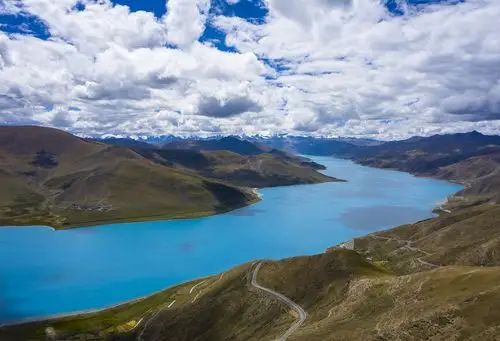 西藏山南:"圣湖"羊卓雍措美景如画