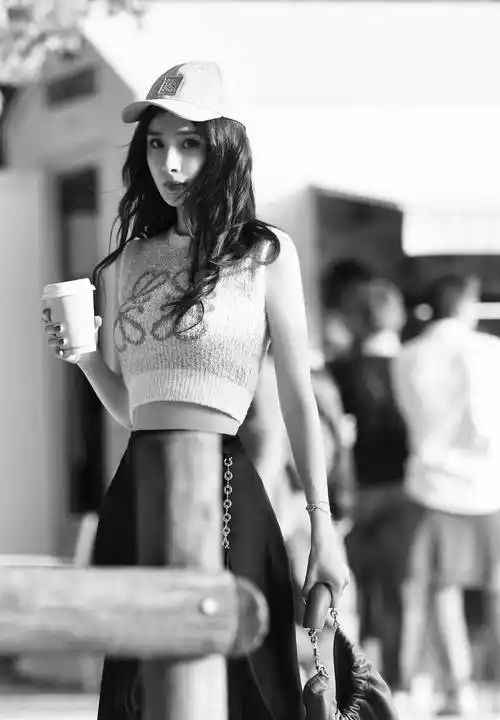 穿着开衫裸露肚脐秀出傲人的沙漏身材,外型几乎像少女_造型_黑色_效果