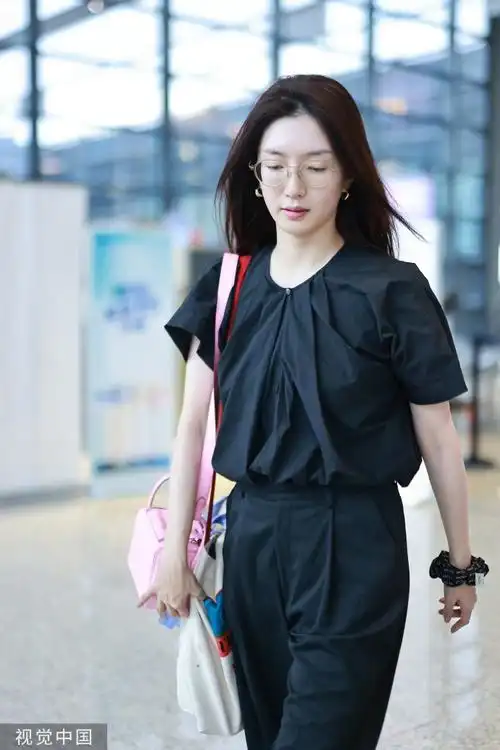 江疏影机场素颜##江疏影金丝眼镜