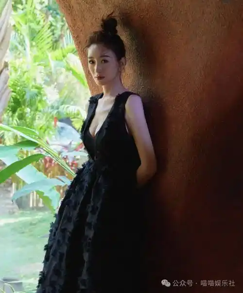 身材火辣的李小冉内衣代言再现女神风范,性感魅力掀起新风暴,惊艳整个