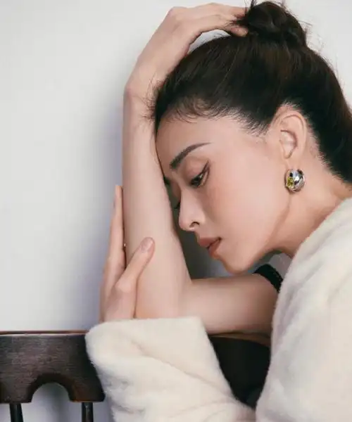 怼脸镜头下,蒋欣自信秀出自己的侧脸.