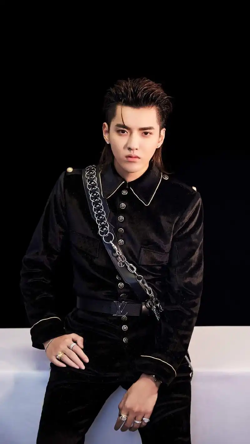 吴亦凡帅气有型图片手机壁纸