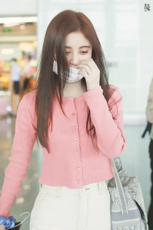 鞠婧祎机场新图