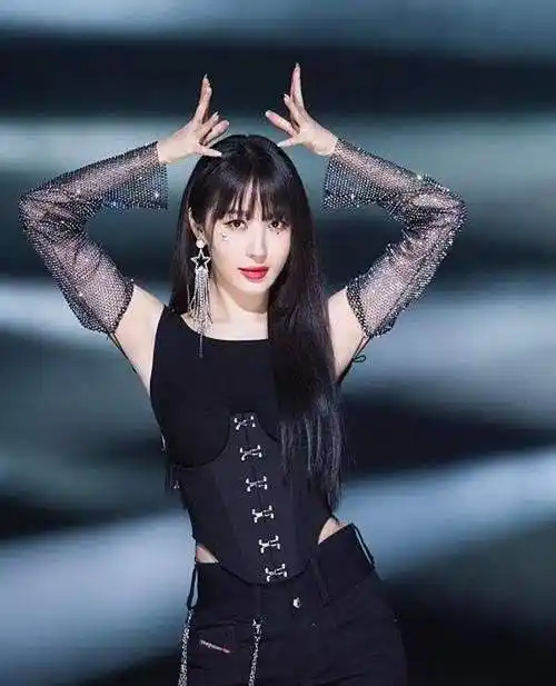 李菲儿:和黄晓明同居3年,因杨颖分手,35岁仍单身