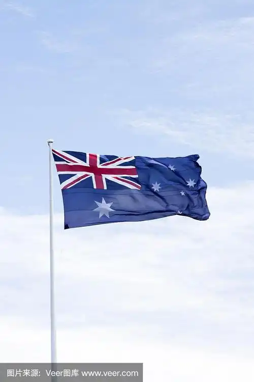 澳大利亚国旗在风中逆着天空复制空间