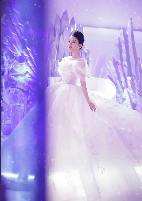 娱乐圈的畸形审美该停止了腰缠保鲜膜被礼服勒骨折太离谱