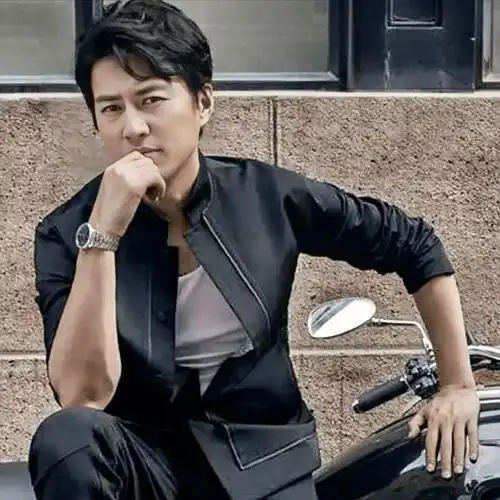 靳东算不算顶级美男子?看他跟黄晓明,胡歌等人的合照就知道了