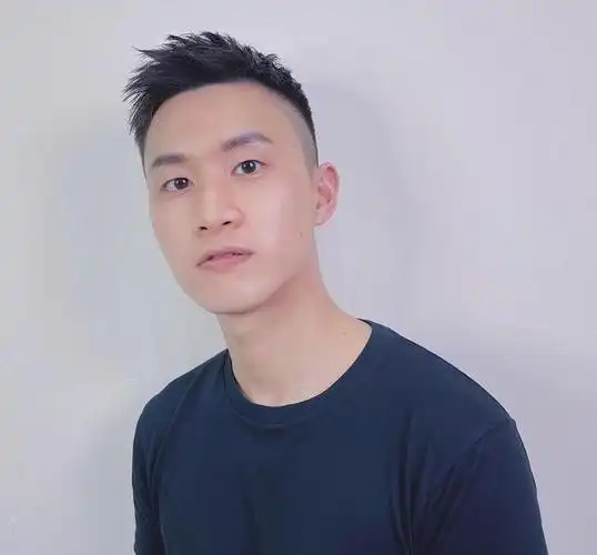 二,短款飞机头发型,打造清爽干净的帅气感