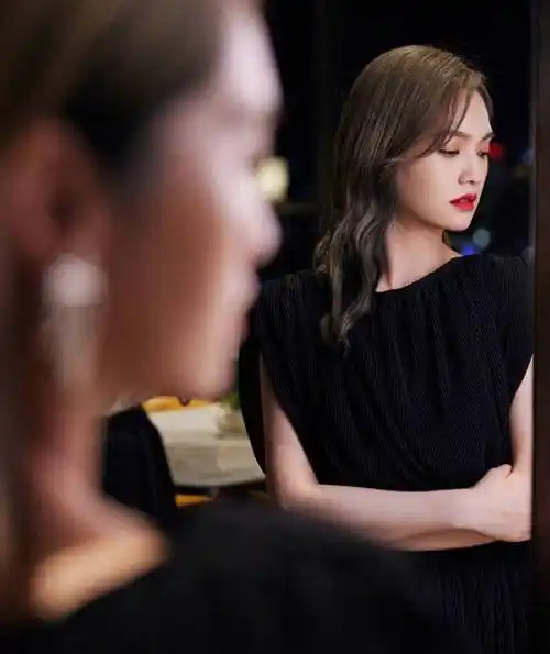 杨丞琳儒家风范十足!黑裙尽显高贵魅力