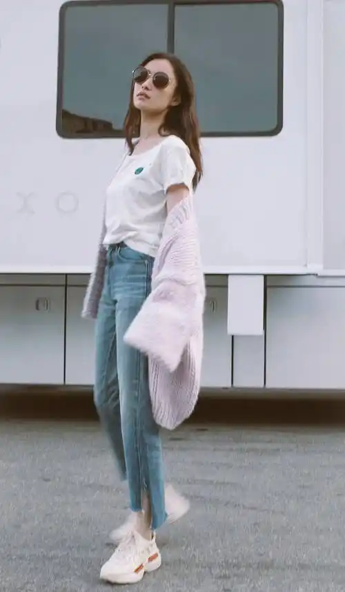 路人在片场拍的倪妮穿短裤大玩下衣失踪这腿型走哪儿都出众