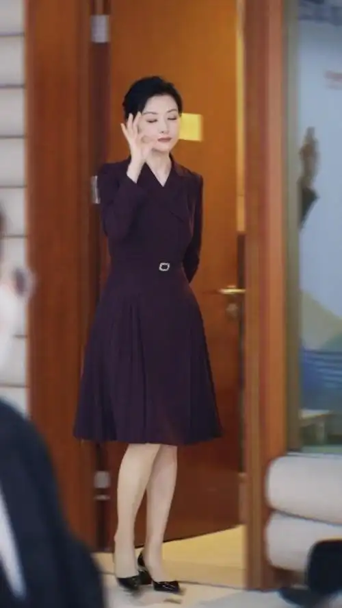 周涛的央视脸真占便宜54岁穿西装裙自信优雅五官太大气了