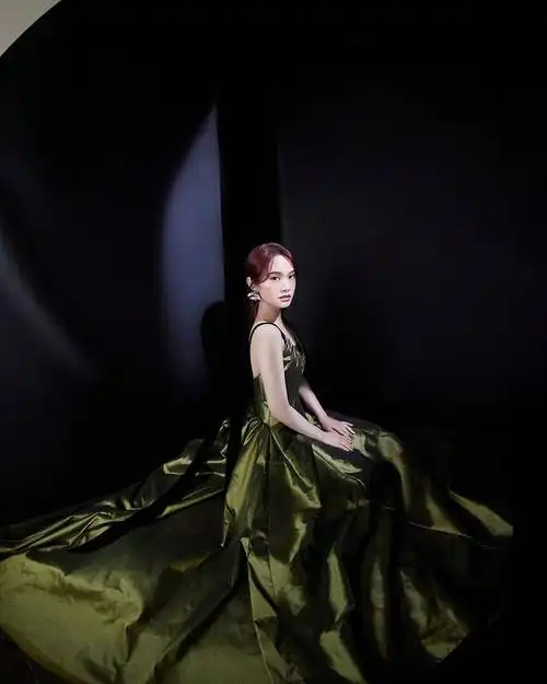 杨丞琳声生不息献唱越难越爱墨绿色吊带裙造型宛如夏花