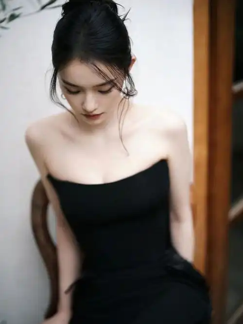 林允抹胸黑色长裙 露出精致锁骨和香肩 展现迷人曲线 美出新高度