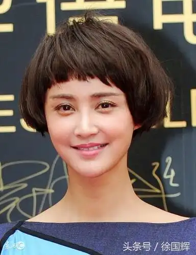 张歆艺晒帅气短发造型 时尚的短卷发烘托可爱灵透气质