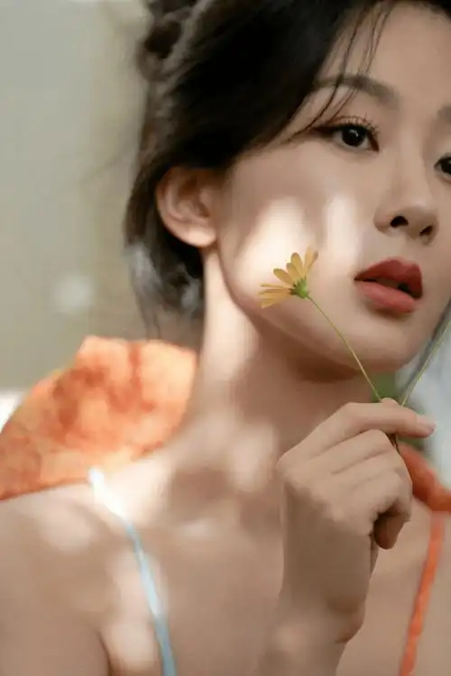 女星杨紫魅力造型:灵动可爱,美丽大方