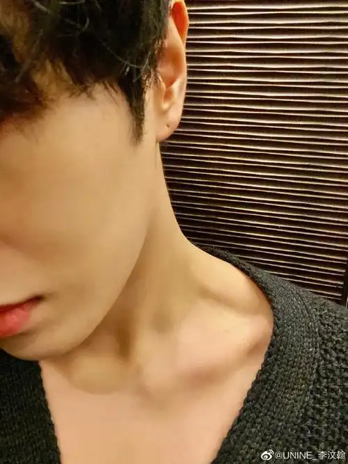 李汶翰晒锁骨自拍回应长胖这叫不显山不露水