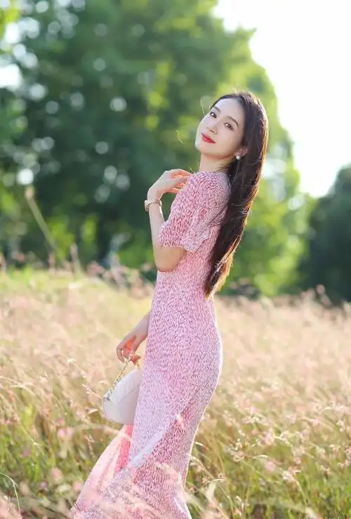 气质姐姐拍美照,收好这7个姿势,拍照落落大方很优雅