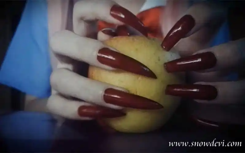 snow100 红色的长指甲 抠苹果-美妆视频-搜狐视频