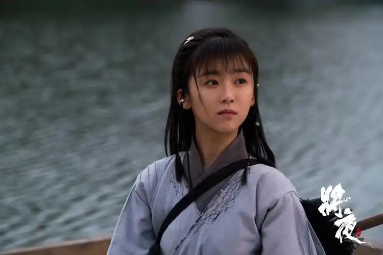 宋伊人一开始是因为拍摄写真走红,2018年搭档陈飞宇主演大男主古装剧