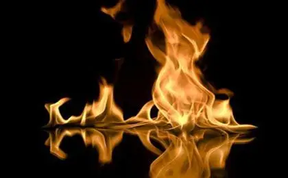 两车相撞引燃民房 人身意外险抵御不测之祸