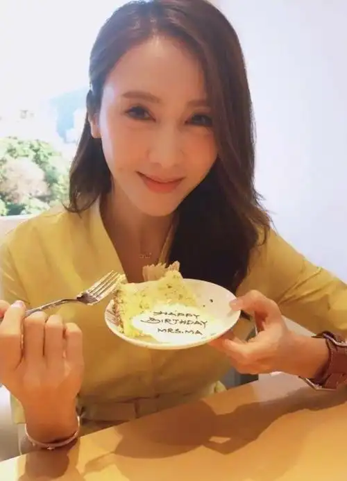 黎姿庆祝46岁生日,黄裙娇嫩美貌不减 娘娘蔡少芬送上祝福