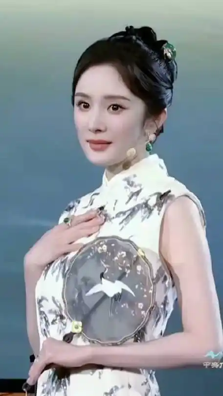 杨幂旗袍造型,真的像水墨画里走出来的人物,好美好仙