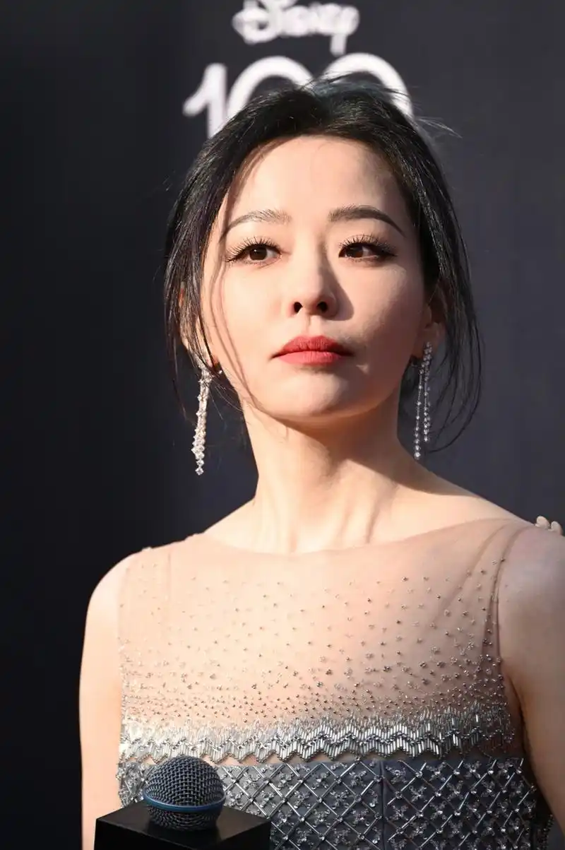 张靓颖蓬蓬裙礼服造型亮相迪士尼电影《星愿》中国首映礼.