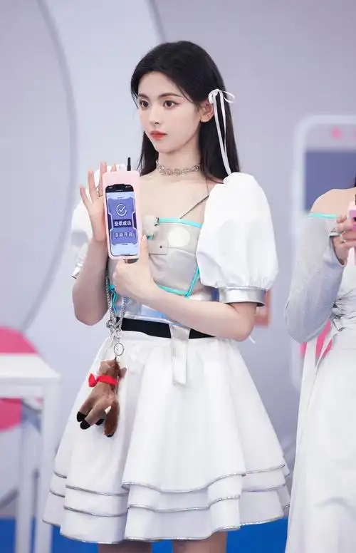 银灰短裙闪出酷炫赛博感,丝带蝴蝶结系出甜美可人,今天科技羊@杨超越