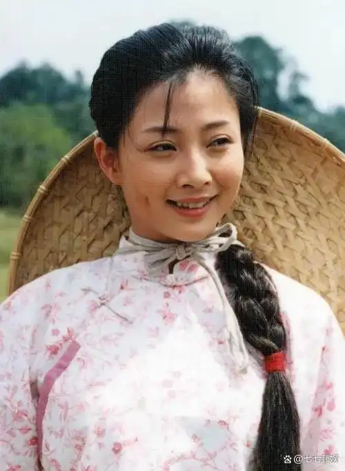 最近,有狗仔拍到了一组殷桃的照片,她的小腹微微隆起,身穿一袭白色