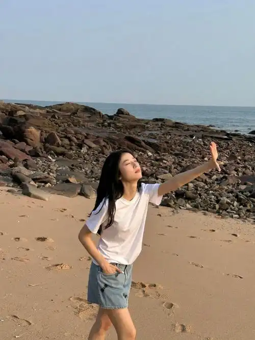 周雨彤沙滩随拍