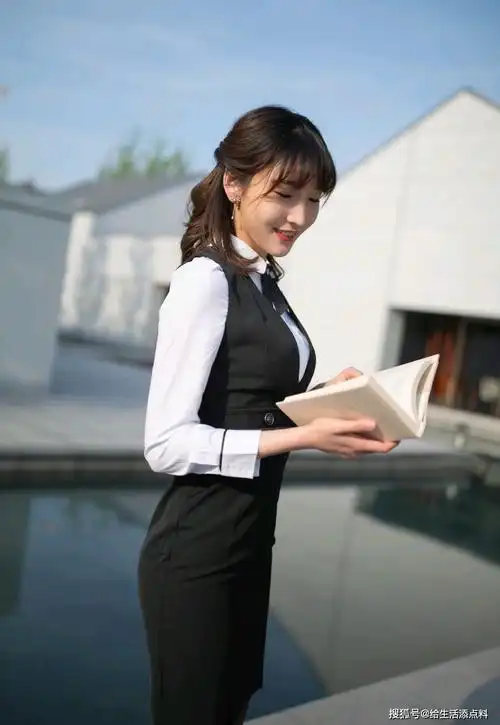 上班族气质穿搭:靓丽美女白色衬衫搭配黑色马甲裙时尚有气质