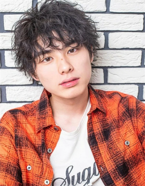 三七分定位烫发型,简约自然的发丝,好似是注入空气感一般,很是自然.