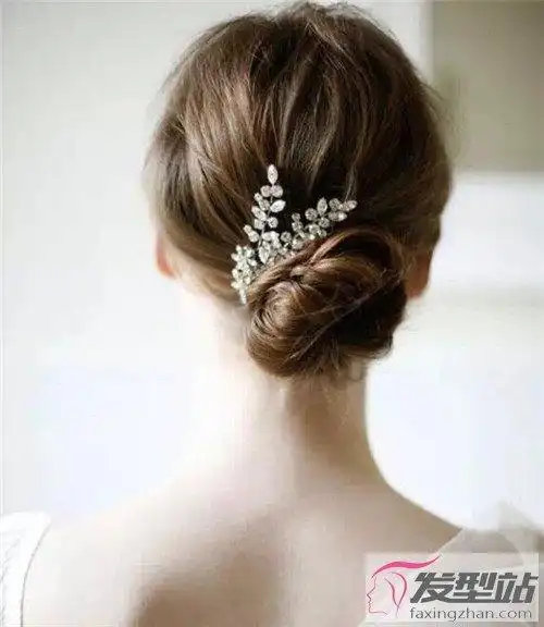 法式盘发随性自然,简约利落,充满梦幻优雅的气质,背影看起来特别美好.