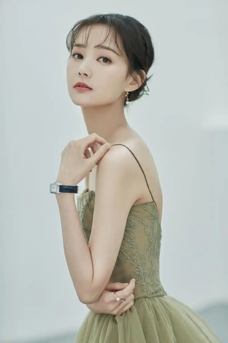 李一桐果绿吊带长裙清新写真美照!一身果绿吊带长裙,气质干净清爽.