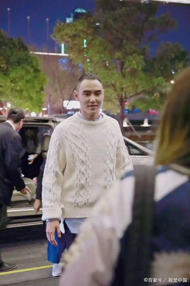 上海,阮经天现身某酒店,他身穿白色毛衣,搭配清爽的板寸发型,气质阳光