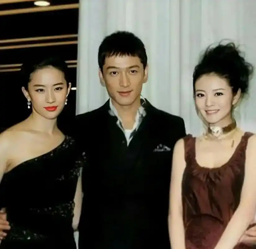 25岁的安以轩和18岁的刘亦菲合影,安以轩竟然不输刘亦菲,甚至更胜一筹