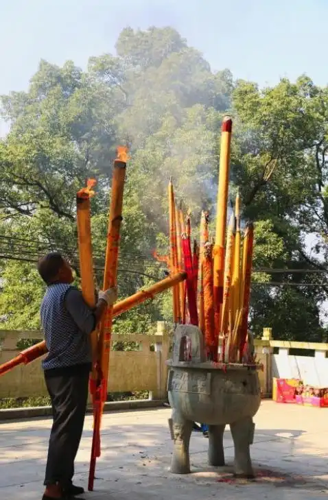 上图这高香,比一个人都高,至少2米以上,假若真的有神明,不知道他们会