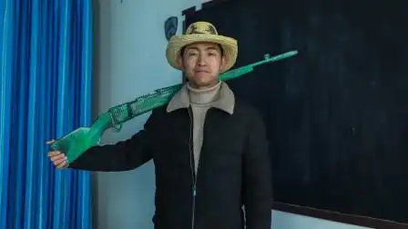 抖芽视频手工制作花絮,大圣用废纸板做绝地求生98k,真有意思-搞笑