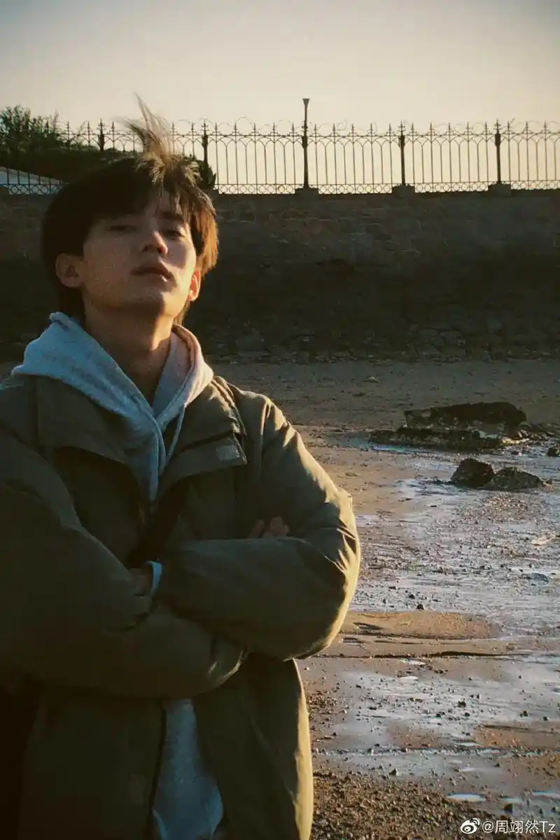 今天走温柔男友风04#周翊然 #帅哥#当我飞奔向你 - 抖音