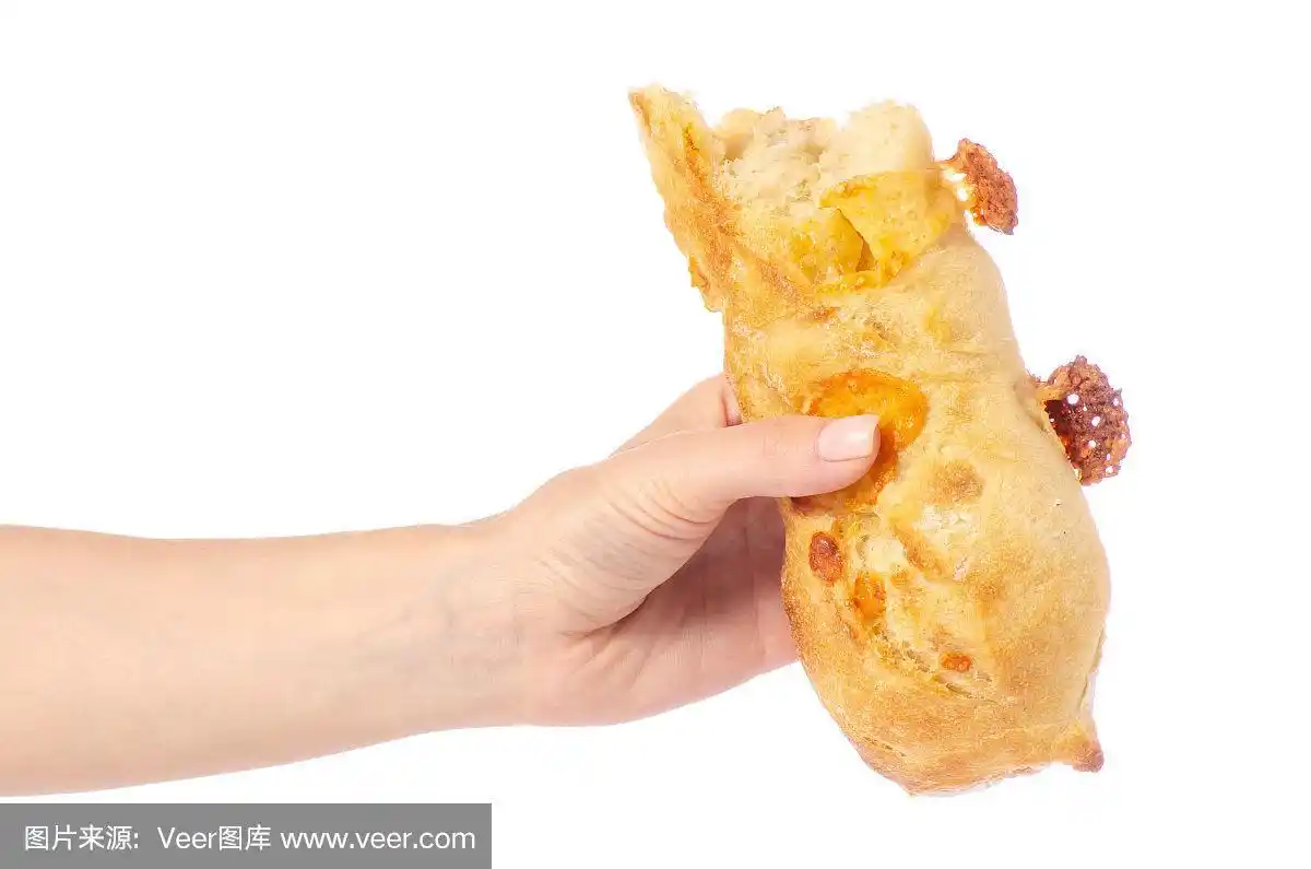 手里拿着奶酪的法棍面包