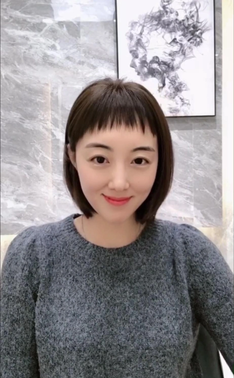 超短的眉上刘海剪出层次,减龄又时尚,毫无违和感.